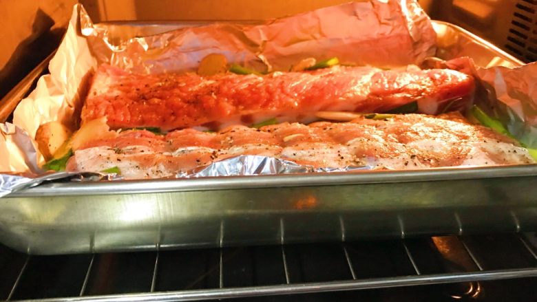 烤箱版蜜汁烤排骨,烤箱温度在的220°，60分钟。（温度时间仅供参考）。