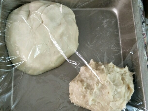 豆沙开口酥&奶黄老婆饼,油酥油皮盖住保鲜膜松弛半个小时
