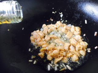 咖喱鸡丁土豆,放入少许的白胡椒粉，沿锅边rengqu入1小勺的料酒。
