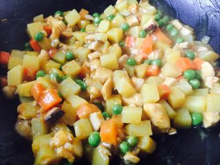 咖喱鸡丁土豆,咖喱块融化后要不停的翻动，以免粘锅，汤汁裹在鸡丁和土豆上即可。