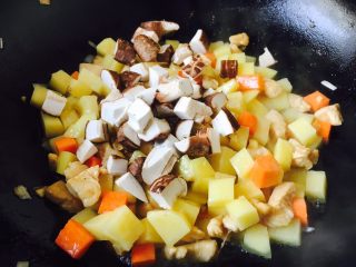 咖喱鸡丁土豆,放入胡萝卜、土豆、香菇。
