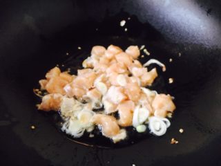 咖喱鸡丁土豆,放入腌制好的的鸡丁，迅速煸炒。
