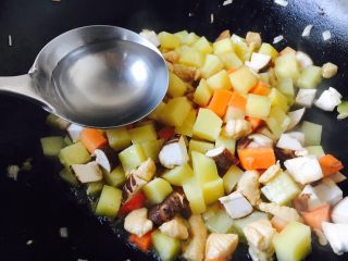 咖喱鸡丁土豆,放入2汤勺的水，大火煮开，煮5分钟左右。