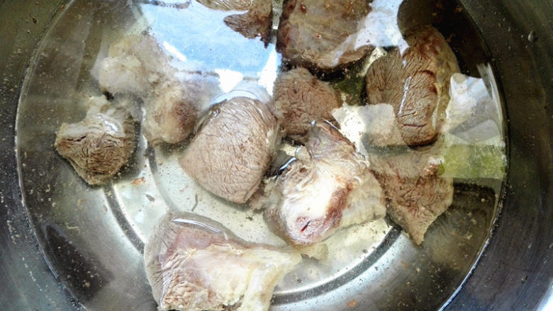 咖喱牛肉土豆,水开后，捞出牛肉，投入凉水中，冲洗干净，