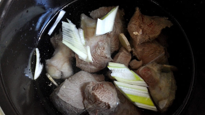 咖喱牛肉土豆,高压锅里加入适量清水，将牛肉放进去，再放适量的葱段和姜片，