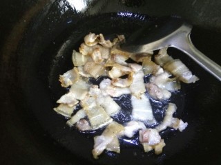 干锅辣白菜,把五花肉煎出油，并成卷曲状