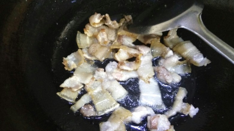 干锅辣白菜,把五花肉煎出油，并成卷曲状