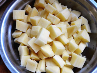 咖喱牛肉土豆,土豆去皮后，切成适量块，注意不马上做的话，土豆要泡在清水里，这样才不会变色，