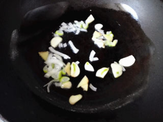 咖喱牛肉土豆,锅热后，倒入油，油热了，放入葱，姜和蒜爆香，