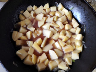 咖喱牛肉土豆,加入适量酱油和老汤（就是前面高压锅煮牛肉的汤），