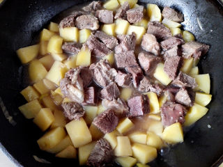 咖喱牛肉土豆,等土豆快要熟的时候，放入牛肉，