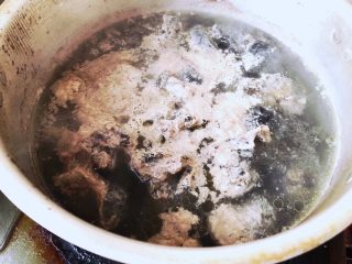 虫草花炖乌鸡汤,乌鸡斩块，冷水下锅，放入料酒，焯血水。