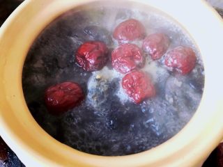 虫草花炖乌鸡汤,这时候就会出一些油，撇去浮油，放入大枣。
继续盖上盖子文火炖煮。