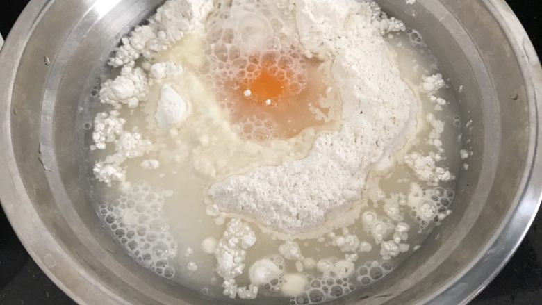 家常小卷饼,接下来做饼皮了
面粉倒大碗中，加入一个鸡蛋（可以自选要不要）加入适量清水，不确定水量的慢慢加哈