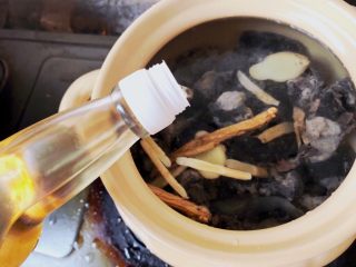 虫草花炖乌鸡汤,加入适量料酒。
盖上盖子小火煮开。