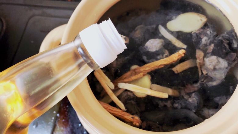 虫草花炖乌鸡汤,加入适量料酒。
盖上盖子小火煮开。