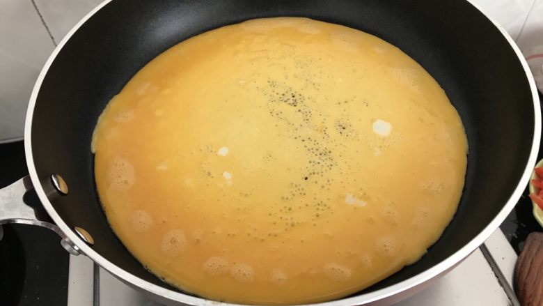 家常小卷饼,热锅放点油把蛋液倒入摊成蛋饼