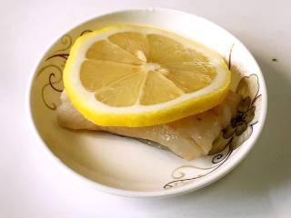 鳕鱼蔬菜米饼,鳕鱼用柠檬或生姜腌制片刻。