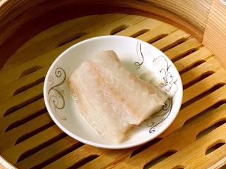  鳕鱼蔬菜米饼,.鳕鱼放在蒸锅里水开后蒸5分钟。