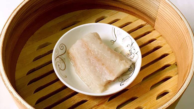  鳕鱼蔬菜米饼,.鳕鱼放在蒸锅里水开后蒸5分钟。