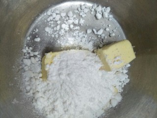 百香果磅蛋糕,黄油室油软化后加入糖粉