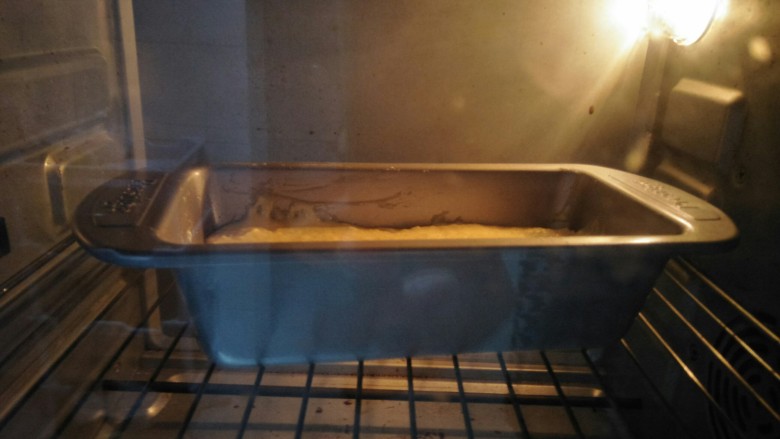 百香果磅蛋糕,放入预热好的150度烤箱烤35分钟，烤箱温度根据自家的调节。
