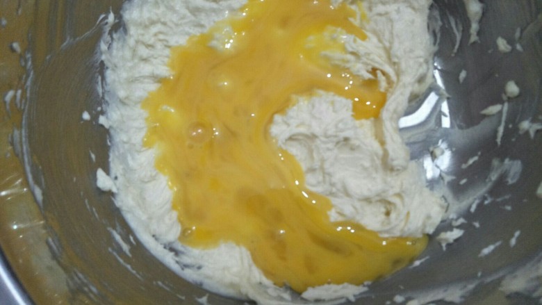 百香果磅蛋糕,分三次加入蛋液，每一次用抹刀搅拌均匀再放入下一次的蛋液