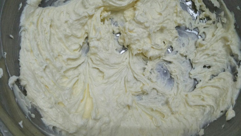 百香果磅蛋糕,黄油与糖粉用电动打蛋器搅拌变白变柔软的状态
