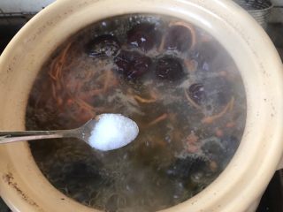虫草花炖乌鸡汤,临出锅前，根据自己口味，放入适量盐。汤本身已经很鲜美了，不用外加味精鸡精之类的。