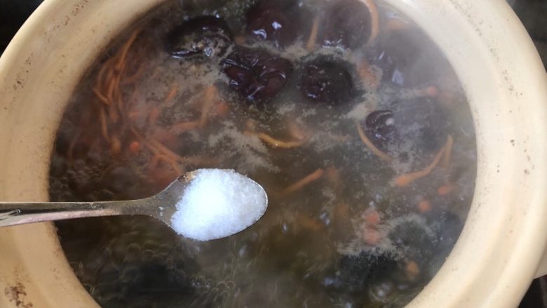 虫草花炖乌鸡汤,临出锅前，根据自己口味，放入适量盐。汤本身已经很鲜美了，不用外加味精鸡精之类的。