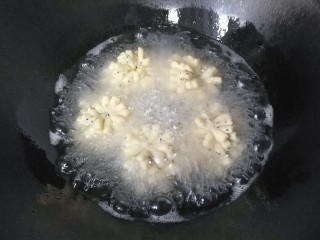 香脆菊花酥,锅中入适量油，烧至五六成热时，放入菊花酥小火慢炸；