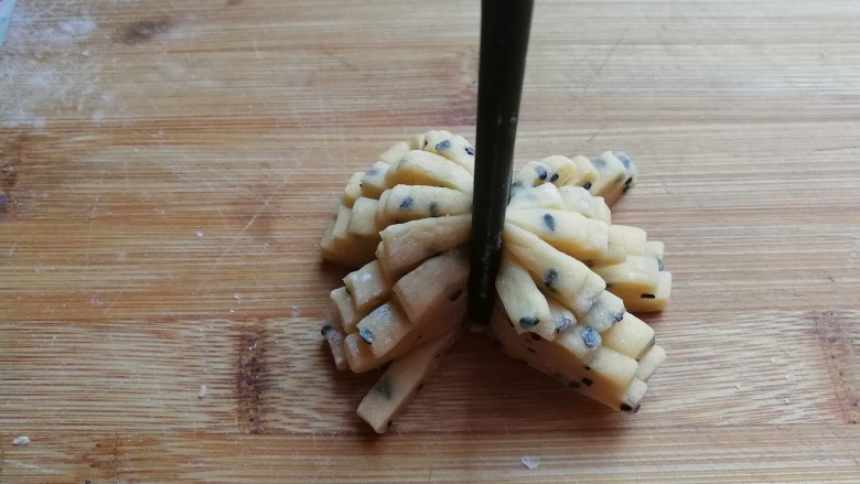 香脆菊花酥,接着用筷子夹住中间，把两边向中间夹紧收拢，然后稍微用手整理一下就好了；