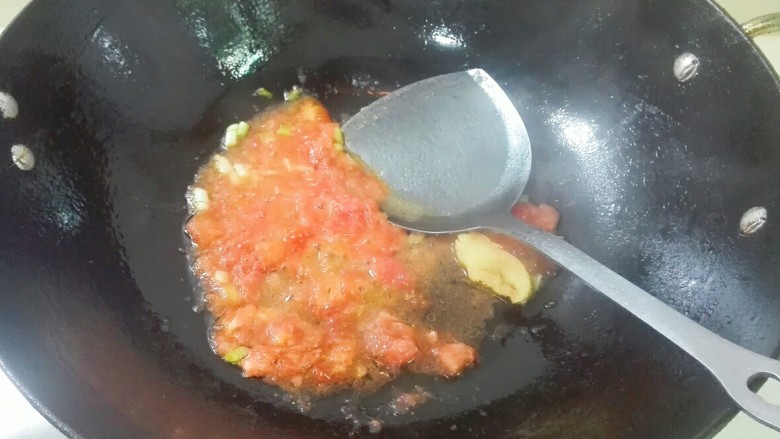 馋了~来碗番茄巴沙鱼汤,中火煸炒，用锅铲压碎番茄