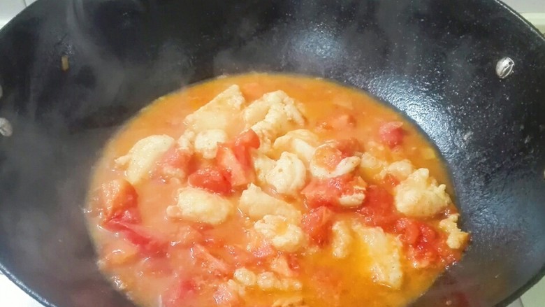 馋了~来碗番茄巴沙鱼汤,烧开两分钟关火，巴沙鱼容易熟，不要烧太长时间