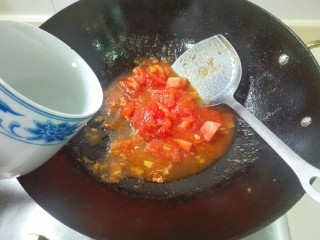 馋了~来碗番茄巴沙鱼汤,放热水烧开，再烧两分钟