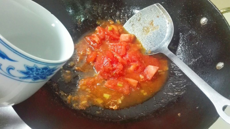 馋了~来碗番茄巴沙鱼汤,放热水烧开，再烧两分钟