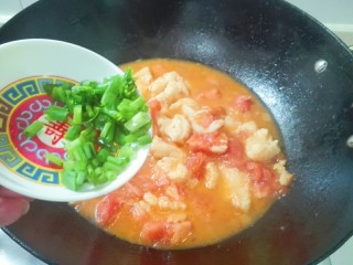 馋了~来碗番茄巴沙鱼汤,放葱花，出锅盛盘