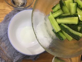 一夜渍：爽口黄瓜条,4小时后看见黄瓜脱水，倒掉腌制的水分；