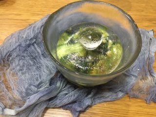 一夜渍：爽口黄瓜条,压上重石盖子，让调味汁满满浸入黄瓜，等待第二天食用；