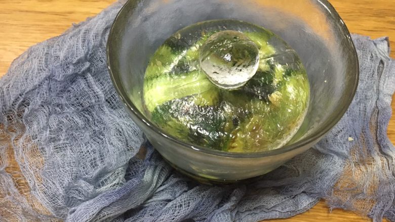 一夜渍：爽口黄瓜条,压上重石盖子，让调味汁满满浸入黄瓜，等待第二天食用；