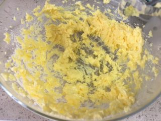 蛋黄芝麻酥小饼，健康补钙小零嘴,继续打发均匀，黄油蓬松；