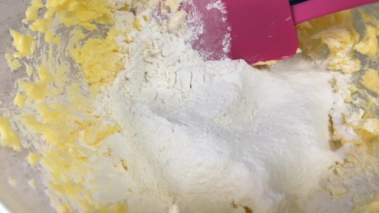 蛋黄芝麻酥小饼，健康补钙小零嘴,筛入面粉，搅拌均匀；