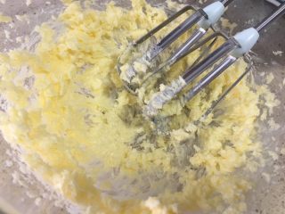 蛋黄芝麻酥小饼，健康补钙小零嘴,用电动打蛋器打发至黄油蓬松发白，看不见糖颗粒；