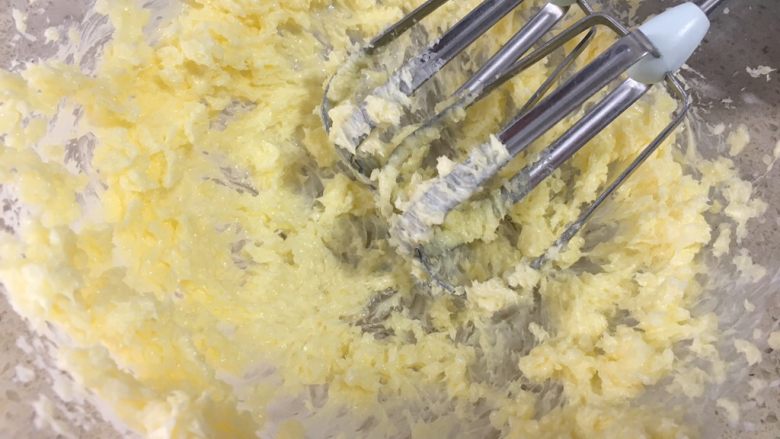 蛋黄芝麻酥小饼，健康补钙小零嘴,用电动打蛋器打发至黄油蓬松发白，看不见糖颗粒；