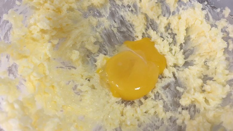 蛋黄芝麻酥小饼，健康补钙小零嘴,加入一粒蛋黄；