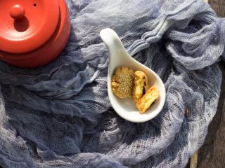 蛋黄芝麻酥小饼，健康补钙小零嘴,掰开来特别酥脆，搭配一杯茶或者咖啡，真的很赞！