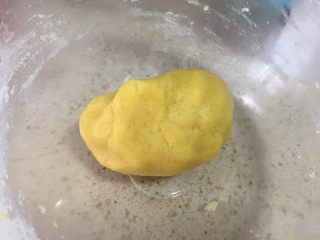 蛋黄芝麻酥小饼，健康补钙小零嘴,可以借助手来整形，变成光滑的面团；