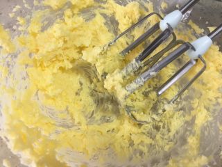 蛋黄芝麻酥小饼，健康补钙小零嘴,充分打发均匀后再加入第二颗蛋黄；