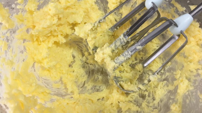 蛋黄芝麻酥小饼，健康补钙小零嘴,充分打发均匀后再加入第二颗蛋黄；