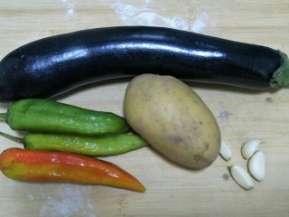 地三鲜,准备食材:土豆一个，蒜，青红辣椒，茄子等。